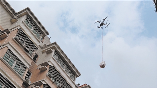 應(yīng)急救援無(wú)人機(jī)將樓頂打包好的垃圾安全吊運(yùn)至地面，極大提升了清運(yùn)效率。