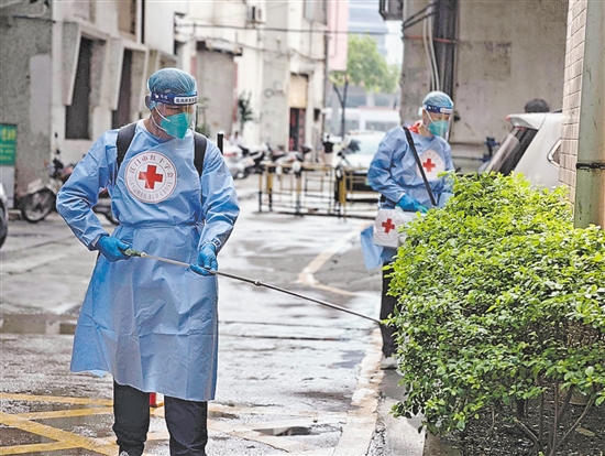 江門市紅十字會應(yīng)急消殺志愿服務(wù)隊在蓬江區(qū)東風(fēng)社區(qū)開展防蚊滅蚊工作。