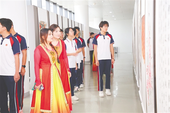 各民族青少年在五邑大學(xué)參觀書畫作品展。