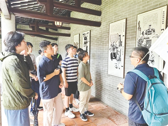 澳門江門青年會(huì)組團(tuán)參觀梁啟超故居。