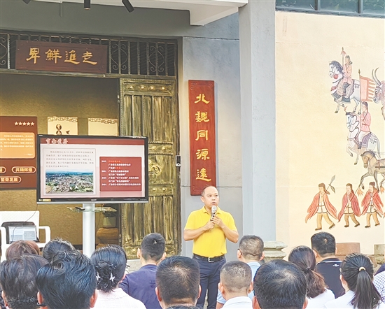 溫啟勝在霄南村講民族團(tuán)結(jié)黨課。