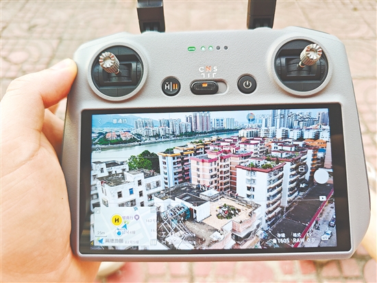 開平市利用無人機重點對城區(qū)樓頂、村居房檐平臺等人工難以勘察的高空點位進行快速空中偵查，找到蚊蟲孳生點。