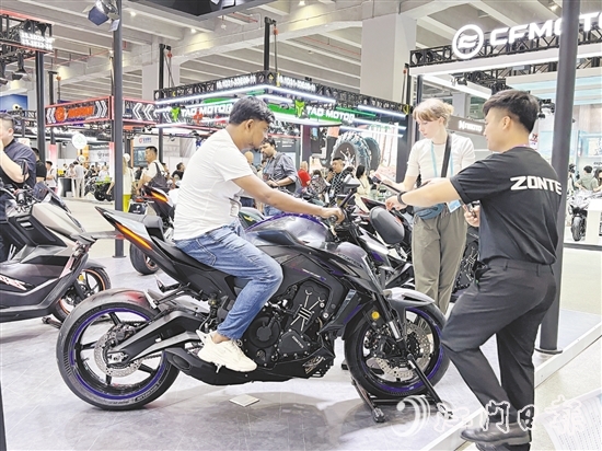 大冶摩托在廣交會(huì)上展示其最新研發(fā)的摩托車。
