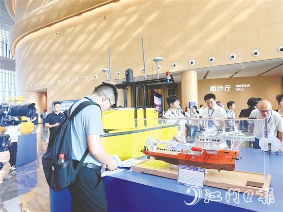 中交四航局江門航通船業(yè)有限公司展位前，許多參展嘉賓駐足停留。