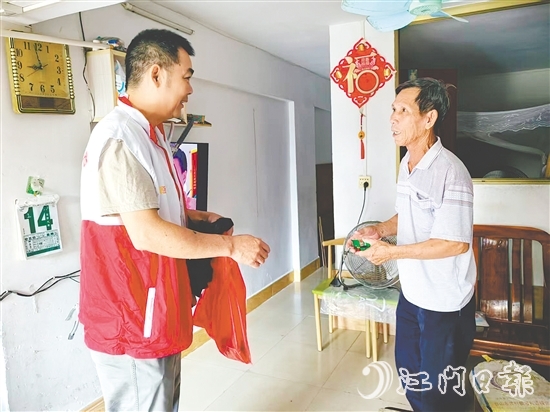 黨員干部向群眾宣傳防疫知識，派發(fā)防蚊物資。