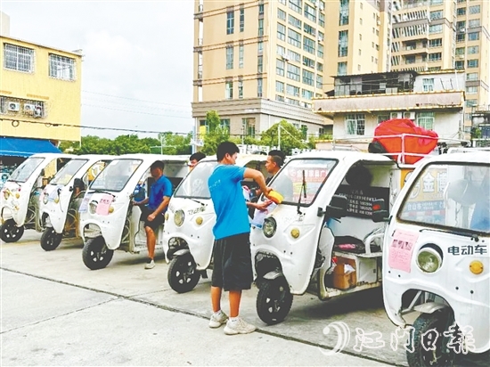 新業(yè)態(tài)勞動者參與到防疫宣傳，快遞小哥將宣傳單張貼在送貨車上。