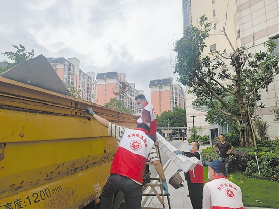 開平文聯(lián)志愿者下沉社區(qū)，協(xié)助清理垃圾，消除蚊蟲孳生地。
