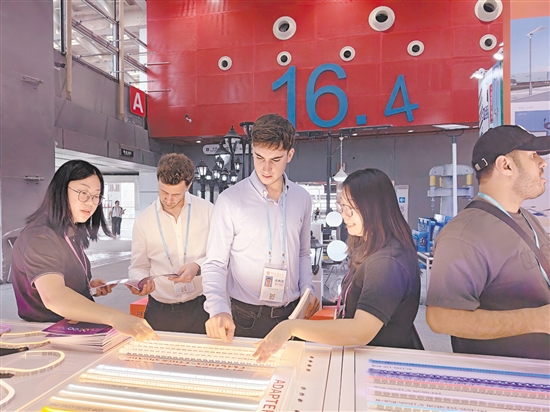 第138屆廣交會(huì)上，一家江門(mén)企業(yè)帶來(lái)的無(wú)頻閃燈帶吸引到不少客商駐足了解。