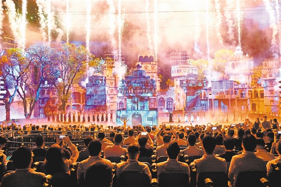 10月16日晚上，赤坎華僑古鎮(zhèn)火秀劇場(chǎng)上演精彩演出。郭永樂(lè)