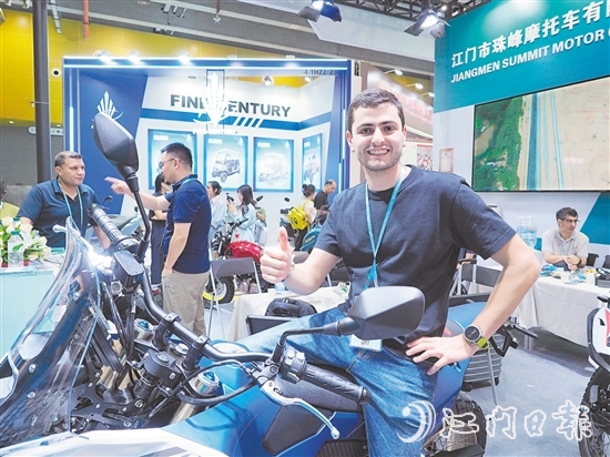 在江門市珠峰摩托車有限公司展位，外國(guó)客商前來(lái)了解摩托車新品情況，并為產(chǎn)品點(diǎn)贊。張澤彬