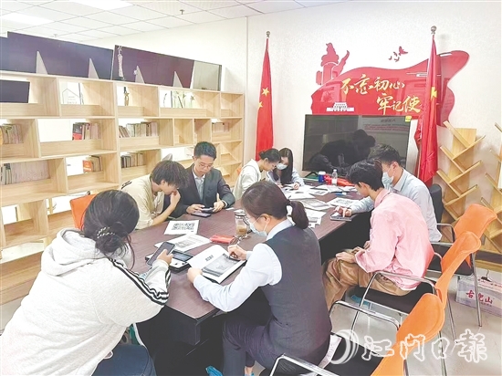 農(nóng)行江門分行工作人員走訪企業(yè)，宣傳金融知識(shí)。