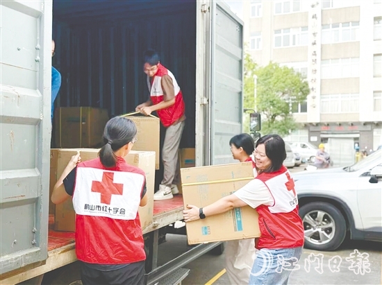 此次捐贈(zèng)的物資包括17000個(gè)隔離面屏和20800個(gè)防護(hù)口罩。