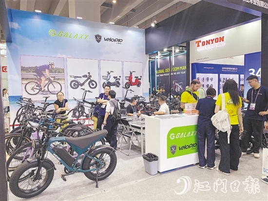 鶴山市格萊仕車業(yè)有限公司展位上，客商云集。