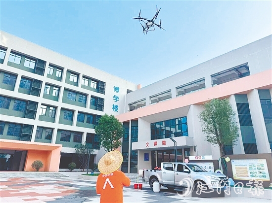 鶴山市供銷(xiāo)社充分發(fā)揮自身優(yōu)勢(shì)，組建一支無(wú)人機(jī)滅蚊消殺隊(duì)伍。