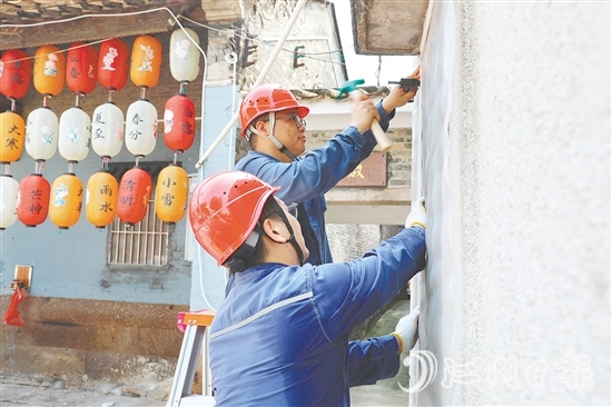 供電人員正在為居民安裝紗窗。