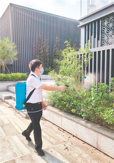 健威廣場(chǎng)工作人員對(duì)商場(chǎng)周邊環(huán)境進(jìn)行消殺，減少蚊蟲孳生。