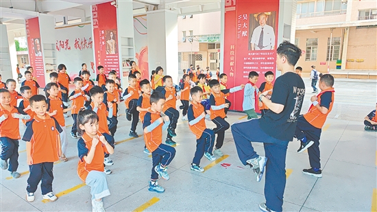 共和鎮(zhèn)中心小學(xué)成立跆拳道社團(tuán)，通過社團(tuán)訓(xùn)練和活動，為學(xué)生提供超越自我、展現(xiàn)才藝的機(jī)會。