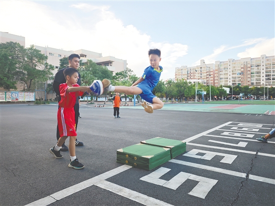 “小前輩”為新加入社團(tuán)的同學(xué)表演跆拳道“品勢”。