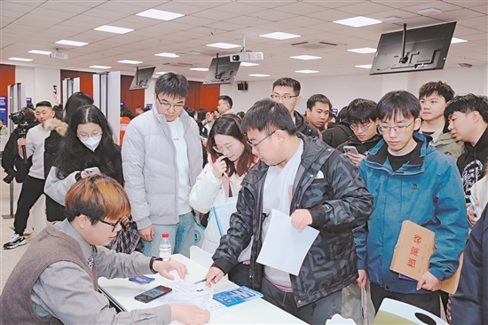 海目星、嘉士利、長優(yōu)實業(yè)等江門優(yōu)質(zhì)企業(yè)獲青睞，招聘展位吸引了不少學子前來投遞簡歷。