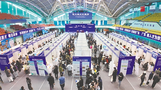 招聘現(xiàn)場(chǎng)人頭攢動(dòng)，共吸引2895名黑龍江學(xué)子入場(chǎng)。
