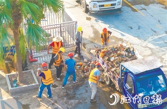 新會開展愛國衛(wèi)生運(yùn)動，清走垃圾雜物，讓環(huán)境更整潔。