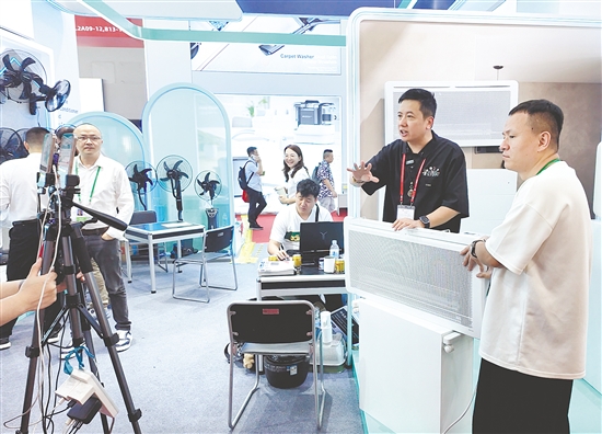 廣交會上，蓬江企業(yè)小崧科技直播帶貨。