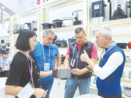 江門市南光電器實業(yè)有限公司展位上，來自澳大利亞的客商一眼就相中了便攜式加熱便當盒。張澤彬