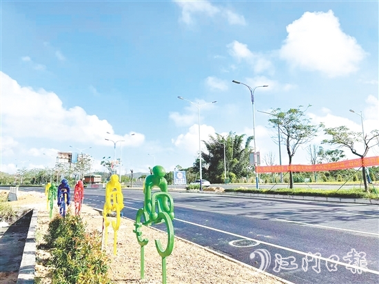 色彩明快的“騎行人”雕塑亮相，動(dòng)感十足的造型成為城市入口的吸睛風(fēng)景。