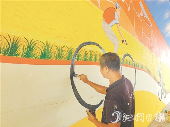 水泥墻面被色彩豐富的巨型壁畫所取代，成為一道亮眼的風景線。