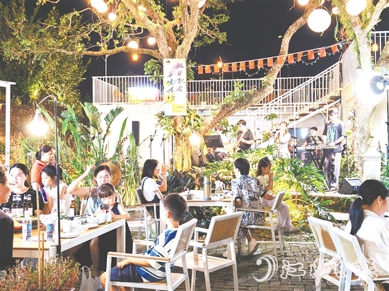 今年國(guó)慶、中秋“雙節(jié)”假期，簕菜文化創(chuàng)意園內(nèi)游人如織。