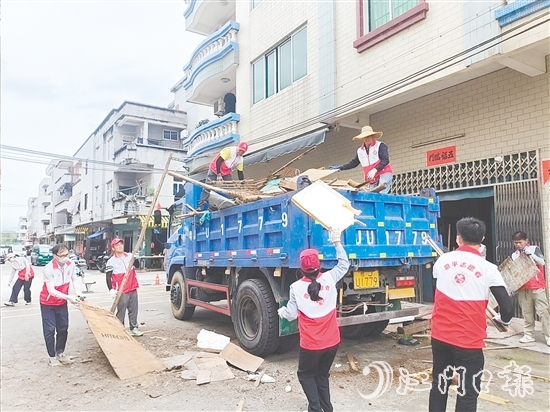 恩平市水利系統(tǒng)干部職工積極參與環(huán)境整治。