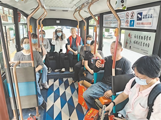 公交車化身“流動驛站”，成為防疫一線人員的后勤服務(wù)陣地。