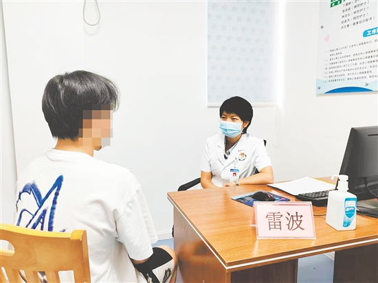 心理醫(yī)生為來訪者提供建議。