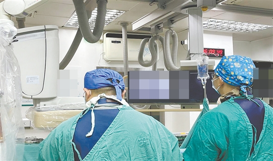 醫(yī)生在進行手術。