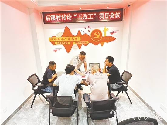 談健彬（中）牽頭組建專班，每天緊盯進(jìn)度、破解難題。