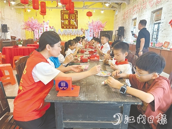 南島社區(qū)聚焦“一老一小一新”等重點(diǎn)群體的關(guān)切，打造分層分類的服務(wù)體系，“家門口的課堂”項(xiàng)目成為雙職工家庭的“及時(shí)雨”。