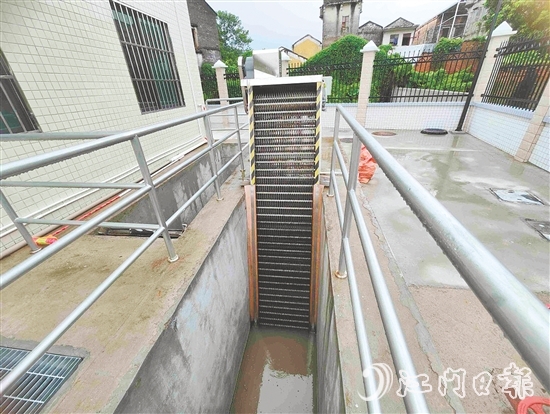 潭溪污水處理廠配備一套高效的污水凈化系統(tǒng)，圖為濾掉污水大塊雜質(zhì)的格柵池。