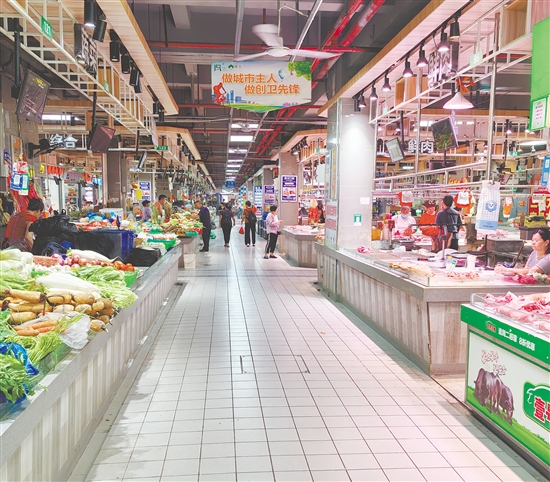 蓬江市場內(nèi)光線明亮，通道寬敞，無論是蔬菜區(qū)還是水產(chǎn)區(qū)，地面都干凈整潔。