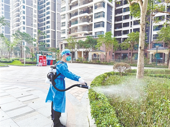 開(kāi)平邊檢站積極助力我市防蚊滅蚊，對(duì)灌木叢根部、排水溝等隱蔽點(diǎn)位噴灑藥劑。