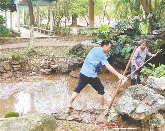 周解兮在排水清淤。