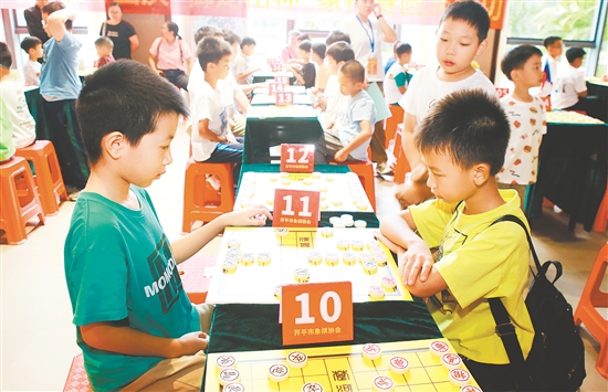 學(xué)生們?cè)趯W(xué)習(xí)棋藝的過程中提升素養(yǎng)。