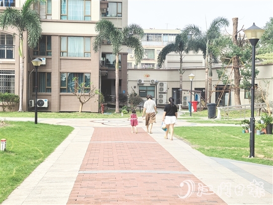 南湖灣小區(qū)打造“無蚊”環(huán)境，居民安心在小區(qū)內(nèi)散步。