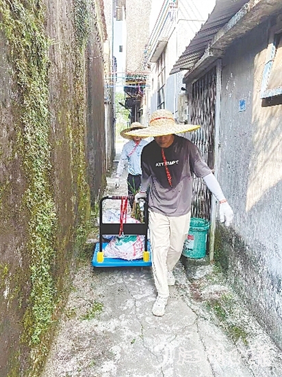 社區(qū)干部、志愿者深入冷巷，清理垃圾和雜物。