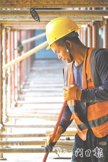 鋼架之間，墻角之處，一串串蚊香懸掛著，形成無形的防護(hù)屏障。