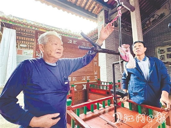 趙汝潛（左）積極參與色架的設(shè)計與制作。