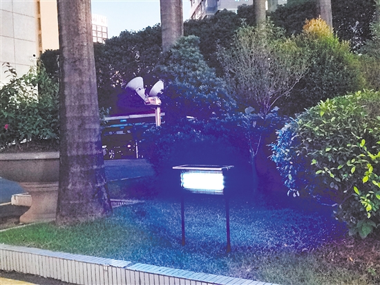 駐江門(mén)部隊(duì)和“城連共建”部隊(duì)共捐贈(zèng)550套太陽(yáng)能滅蚊燈。