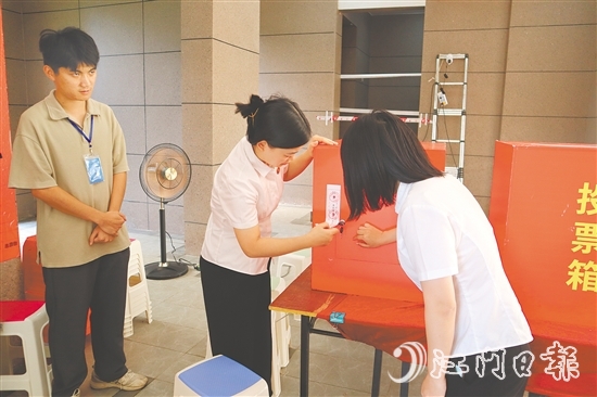 公證員拆封投票箱。