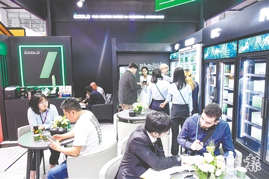 本屆廣交會上，鶴山企業(yè)展位前海外客商駐足咨詢、洽談不斷。