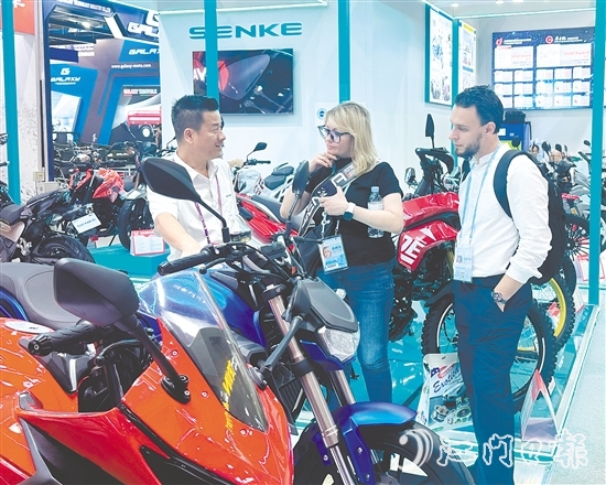 鶴山國機南聯摩托車工業(yè)有限公司旗下森科摩托攜多款創(chuàng)新車型亮相本屆廣交會，首期展會接待客商約150批次。