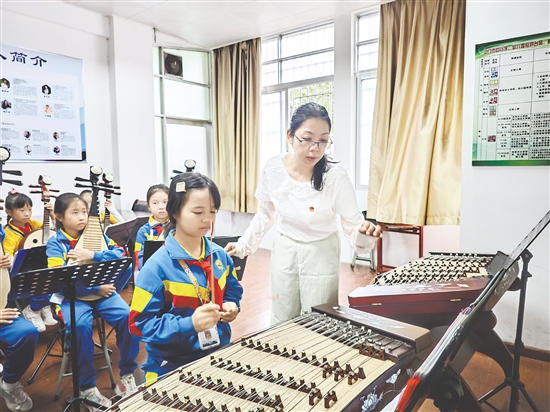 在學(xué)校民樂團(tuán)早訓(xùn)中，蔡瑩瑩為學(xué)生提供指導(dǎo)。